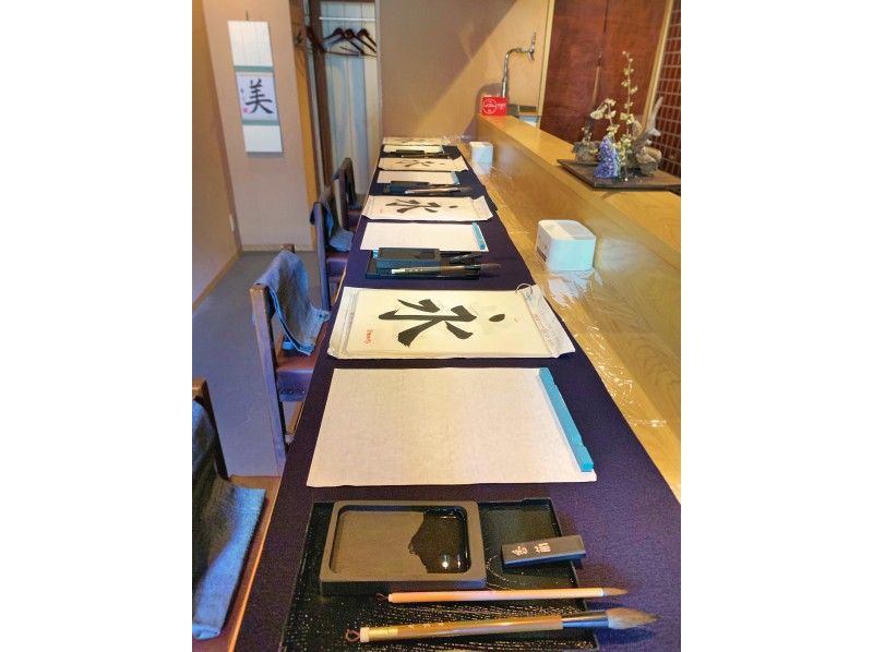 【京都・烏丸】懐石料理店のカウンターで書道体験！色紙用の掛け軸プレゼントの紹介画像