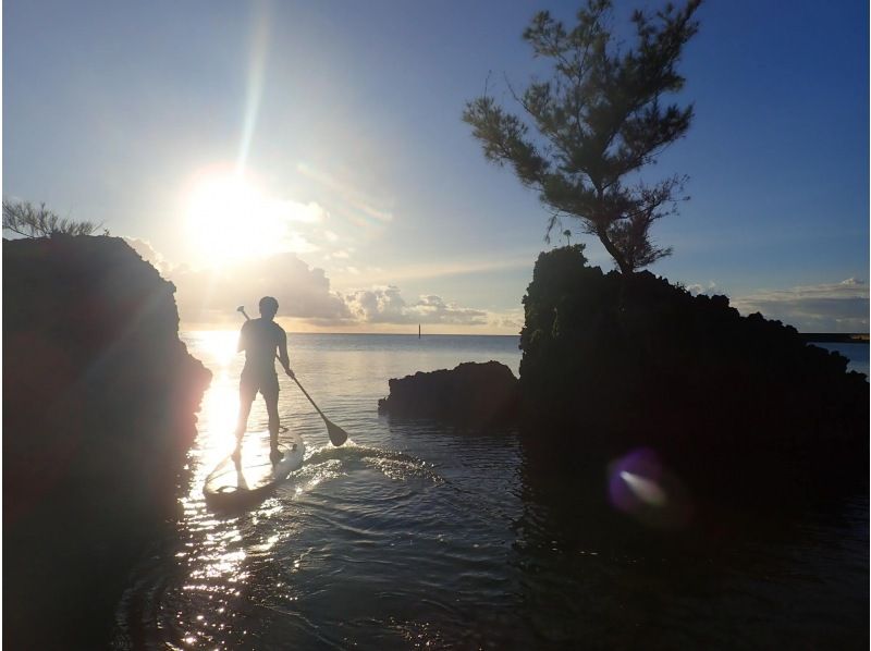 [Okinawa/Yomitan] [Limited to 1 group ☆ Private house rental plan] Watch Okinawa's beautiful sunset from the sea! Impressive sunset SUP <photo data> with free gift bonusの紹介画像