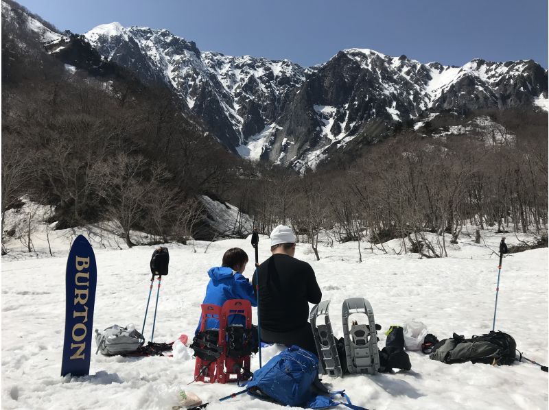 【群馬・みなかみ】ワンちゃんOK！春雪の一ノ倉沢大岩壁を目指すスノーシュートレッキング一日ツアー＊ランチ付の紹介画像