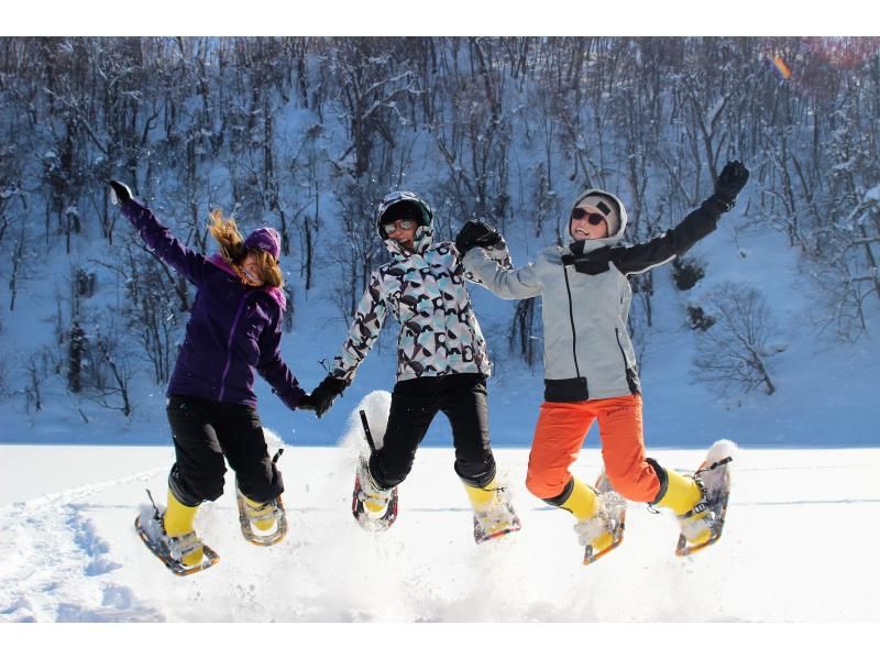 ≪Niseko Snowshoe Tour≫ To Lake Half Moon at the foot of Mt. Yotei. Let's enjoy the great nature of Niseko by walking through the pure white forest covered in deep snow! !の紹介画像