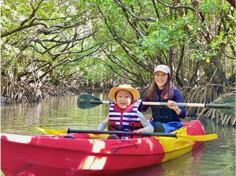 Okinawa trip in November　Canoe/kayak experience　マングローブカヤックを楽しむ親子
