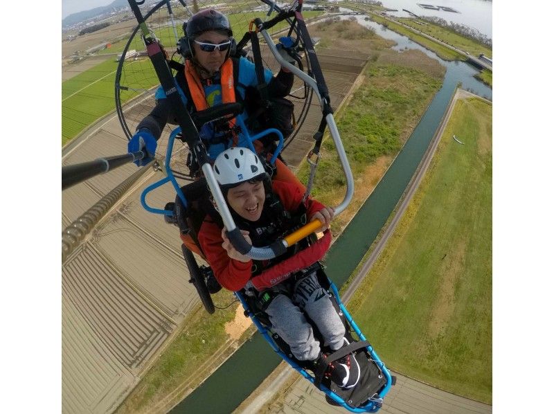[Shiga Prefecture] Fly over Lake Biwa with a wheelchair paraglider! Tandem flight experience by MPG Lake Biwa (with free commemorative photo)の紹介画像
