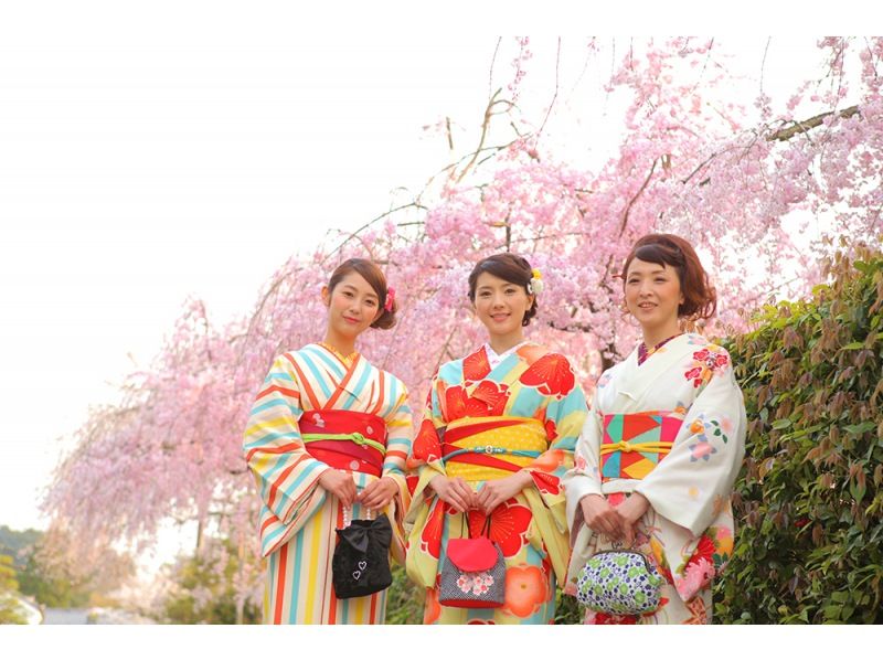 [Kyoto, Kiyomizu-dera Temple] 3-minute walk to Kiyomizu-dera Temple. "Cherry Blossom Viewing" in a kimono, 2,980 yen (excluding tax). Kimono plans for women, men and children. Same-day reservations also possible (by phone only).の紹介画像