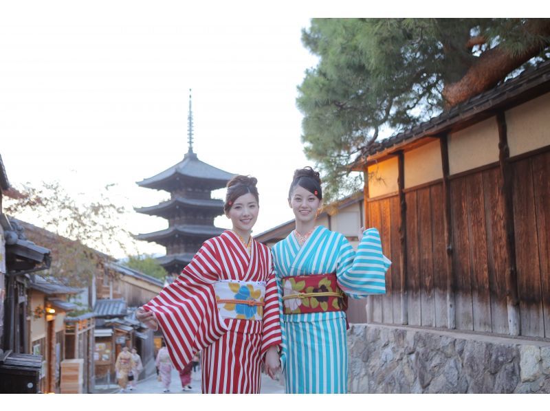 "SALE!" [Kyoto, Kiyomizu-dera Temple] 3-minute walk to Kiyomizu-dera Temple 2,980 yen (excluding tax) Kimono plans for women, men and children Same-day reservations possible (by phone only)の紹介画像