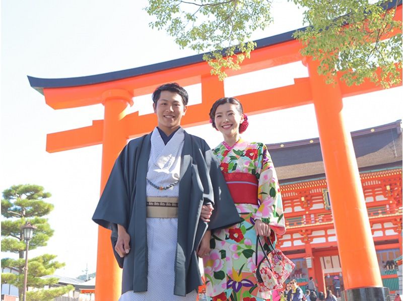 京都で人気の神社・寺　伏見稲荷大社を観光する着物のカップル　男女