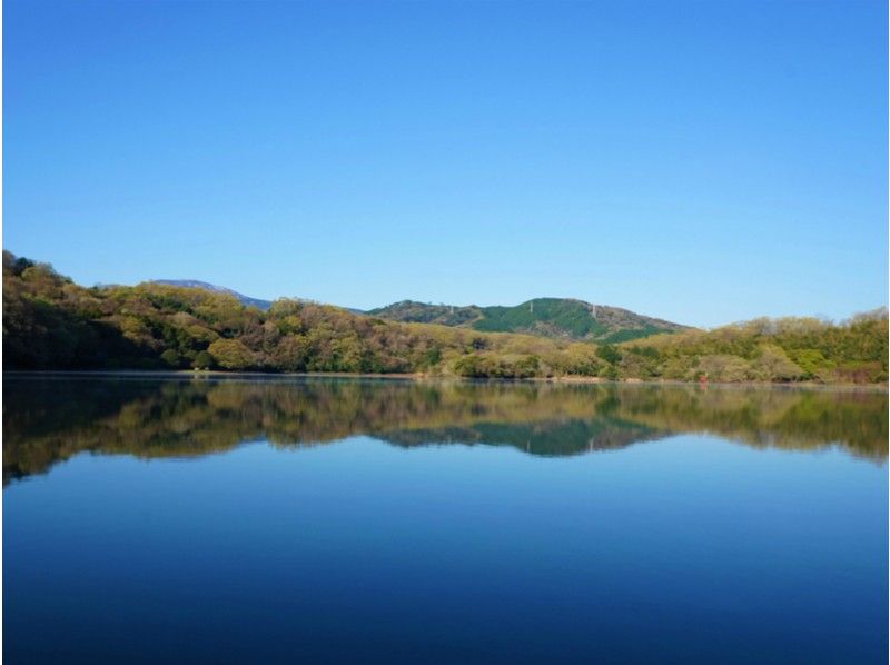 [静岡/伊東]一邊欣賞一吹湖的岸邊，一邊放鬆身心！腳踏船租賃（30分鐘）の紹介画像