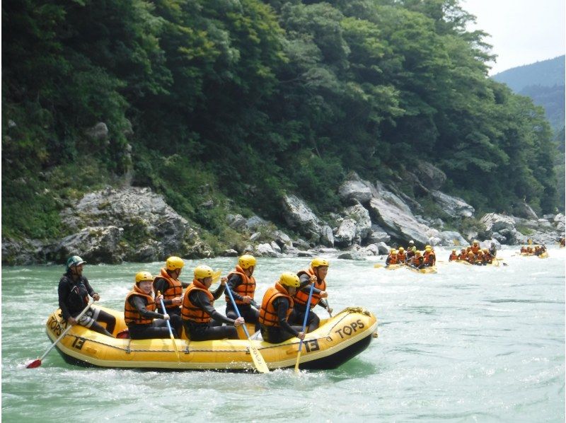 【四国・吉野川】吉野川ラフティング 高知激流大歩危ショートコース 中学生からOK 写真無料プレゼント！の紹介画像