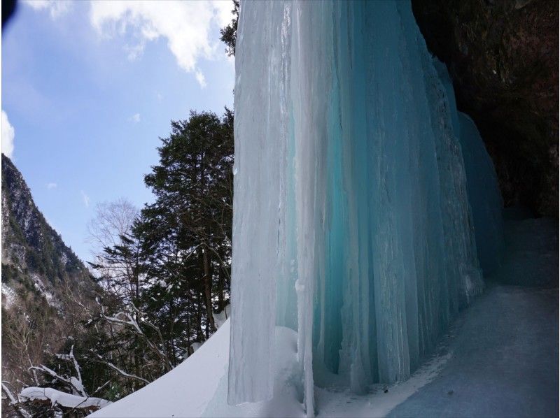 【栃木県・奥日光】ネイチャーガイドと行く絶景！庵滝・氷瀑トレッキング