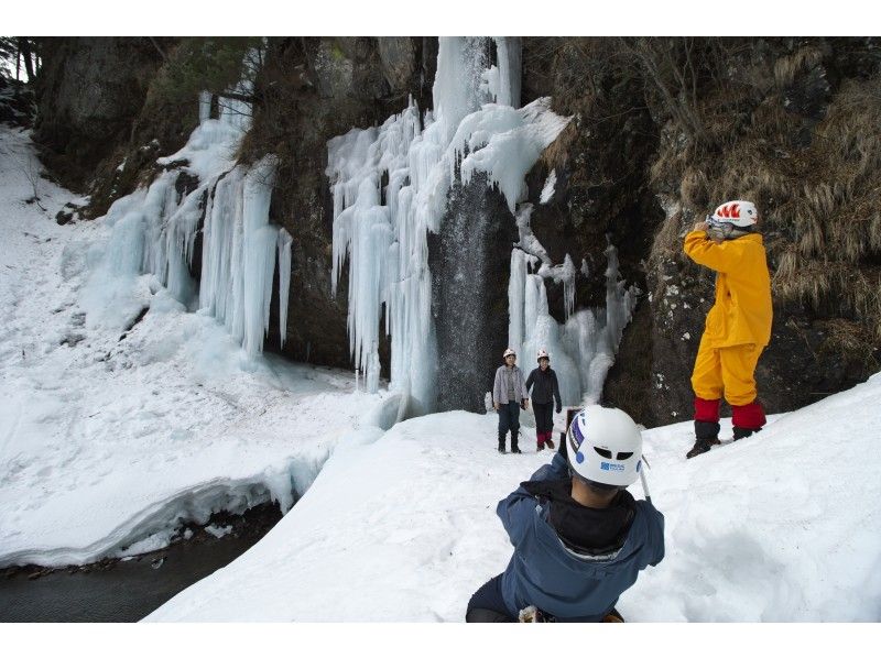 大好評！ネイチャーガイドと行く絶景！庵滝・氷瀑トレッキング【栃木県・奥日光】の紹介画像