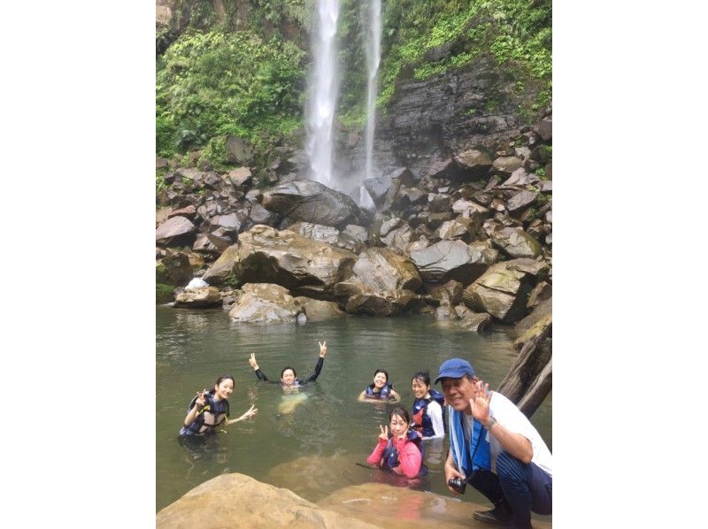 [Okinawa Iriomote Island] Capacity 7 people, small group tour ☆ Popular No. 1. Pinaisara Falls Half-day PM Waterfall basin only Canoe & trekkingの紹介画像