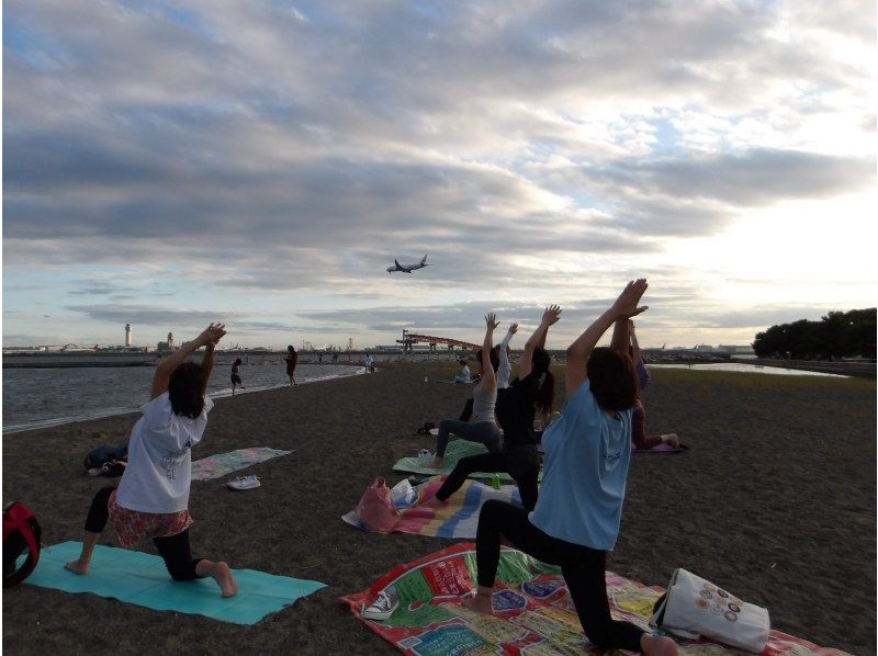 【東京・大田区】10/4（日）開催！羽田空港を見ながらビーチヨガ＆東京タワー・スカイツリービューの紹介画像