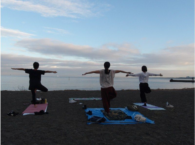 【東京・大田区】10/4（日）開催！羽田空港を見ながらビーチヨガ＆東京タワー・スカイツリービューの紹介画像