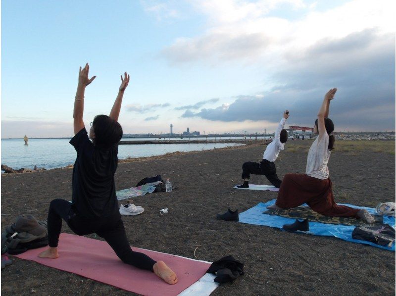 【東京・大田区】10/4（日）開催！羽田空港を見ながらビーチヨガ＆東京タワー・スカイツリービューの紹介画像