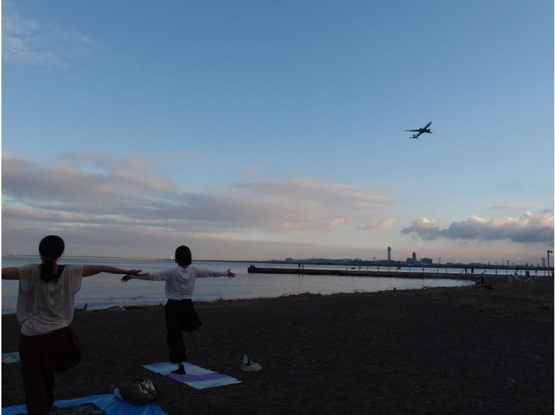 【東京・大田区】10/4（日）開催！羽田空港を見ながらビーチヨガ＆東京タワー・スカイツリービューの紹介画像