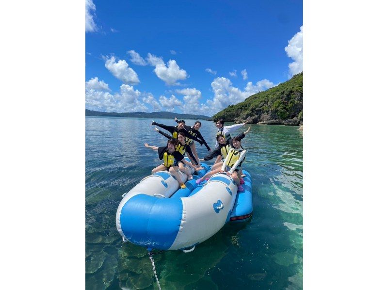 [Okinawa / Kouri Island] We will guide you by charter for each group with peace of mind! Our most popular! Plan around Kouri Island by banana boatの紹介画像