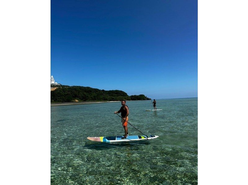 [Okinawa / Kouri Island / SUP] Experience with a secure charter for each group! Experience a new sensation sap! Paddle sap rental 30 minutes ♪の紹介画像