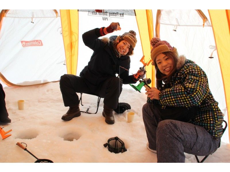 A woman who enjoys smelt fishing in the suburbs of Sapporo River Trip Hokkaido