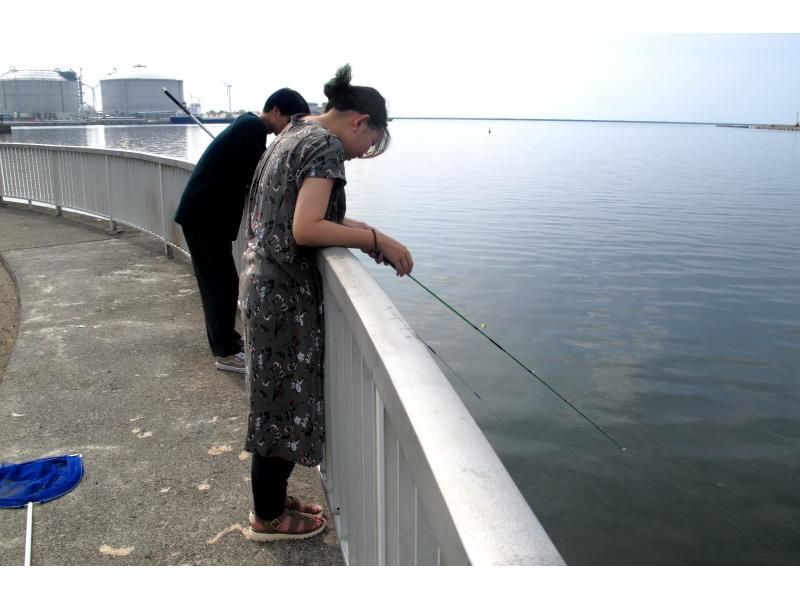 [ชานเมืองซัปโปโร ท่าเรือใหม่อ่าวอิชิคาริ] เฉพาะวันธรรมดาและวันหยุดฤดูร้อนเท่านั้น! สัมผัสประสบการณ์ตกปลาที่ท่าเรือแบบสบายๆ โดยการนัดพบกันที่ท่าเรือの紹介画像