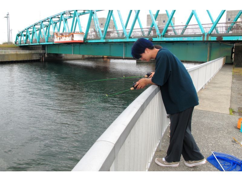 [ชานเมืองซัปโปโร ท่าเรือใหม่อ่าวอิชิคาริ] เฉพาะวันธรรมดาและวันหยุดฤดูร้อนเท่านั้น! สัมผัสประสบการณ์ตกปลาที่ท่าเรือแบบสบายๆ โดยการนัดพบกันที่ท่าเรือの紹介画像