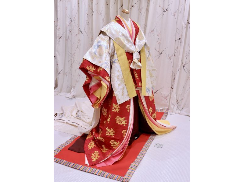 超级夏季特卖正在进行中【东京平安服饰体验】穿十二层礼仪和服（葵）的体验仅限2组！免费拍摄，摄影师允许！の紹介画像
