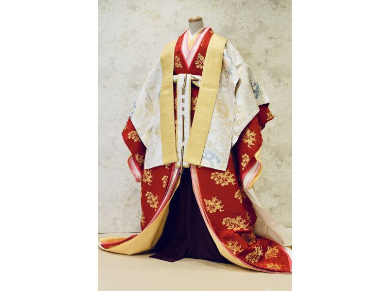 [Heian costume experience in Tokyo] Experience wearing Junihitoe (Aoi) limited to 2 groups! Free to shoot and bring in a cameraman!の紹介画像