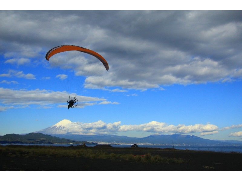 [ภาพรวมของภูเขาไฟฟูจิ] ทำไมคุณถึงทำหลักสูตรยาเบะ! ความสูงกว่า 1,500 ฟุต! บิน 30 นาที! ประสบการณ์ พาราไกลด์ดิ้ง(Paragliding)の紹介画像