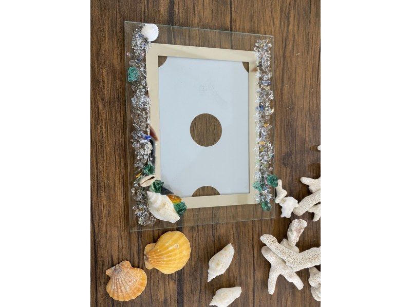 << Area [Okinawa, Yomitan Village] Experience Photo frame making using Ryukyu glass and coral! Let's make your own original with the glass cullet of Inamine glass!の紹介画像