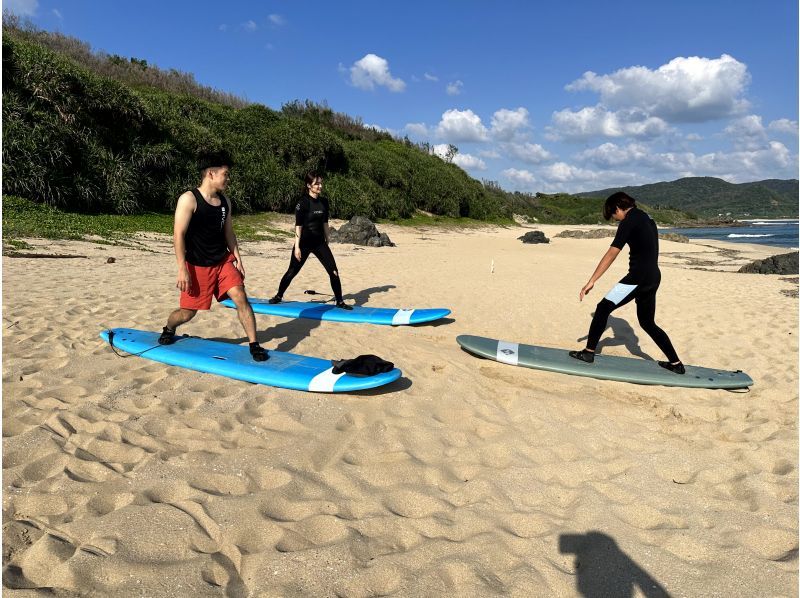 Beginners are welcome !! Surfer debut in Amami Surf School taught by veteran surfers