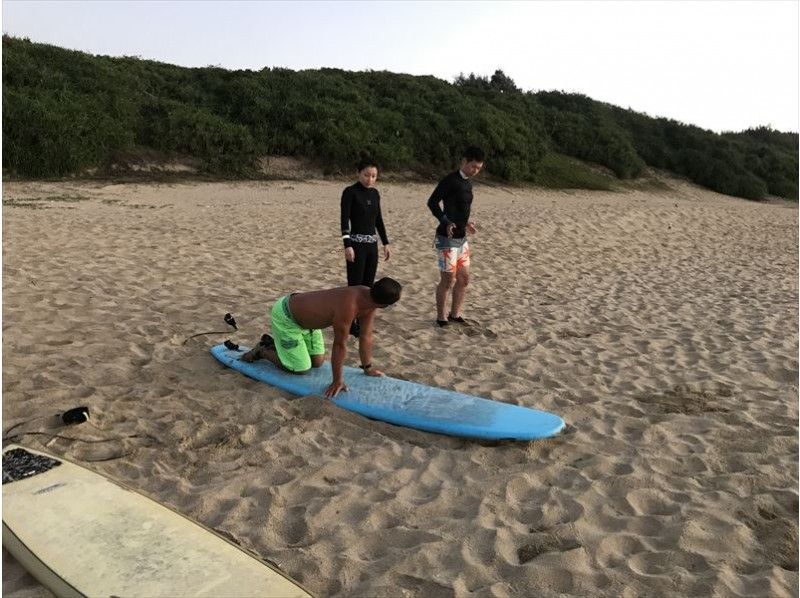 Beginners are welcome !! Surfer debut in Amami Surf School taught by veteran surfersの紹介画像