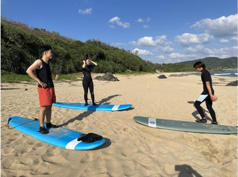 Beginners are welcome !! Surfer debut in Amami Surf School taught by veteran surfers