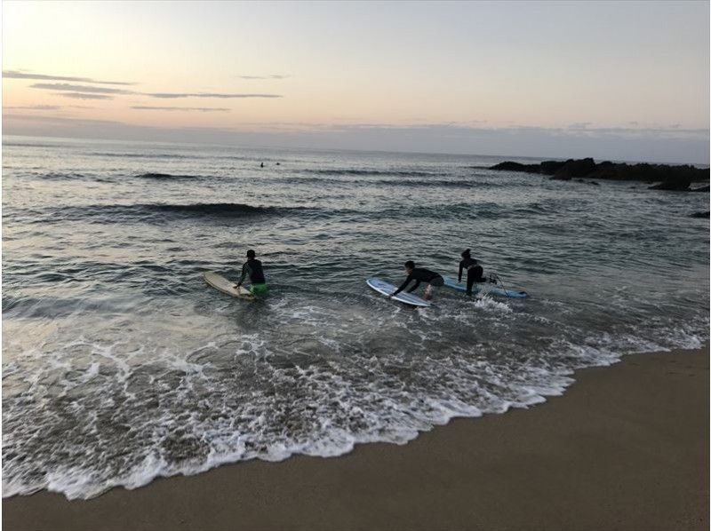 Beginners are welcome !! Surfer debut in Amami Surf School taught by veteran surfersの紹介画像