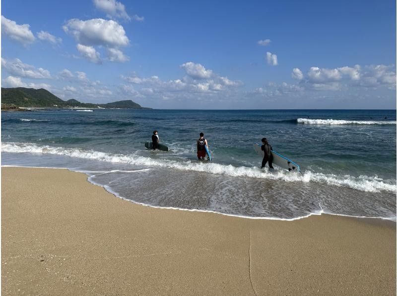 Beginners are welcome !! Surfer debut in Amami Surf School taught by veteran surfers