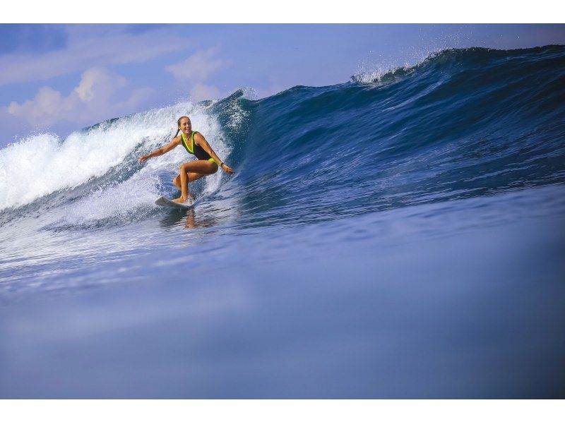 Beginners are welcome !! Surfer debut in Amami Surf School taught by veteran surfers