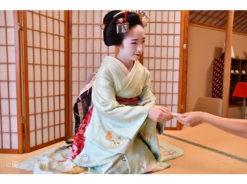 [Kyoto] A tatami room dinner course with Maiko! 1 minute walk from Gojo station!