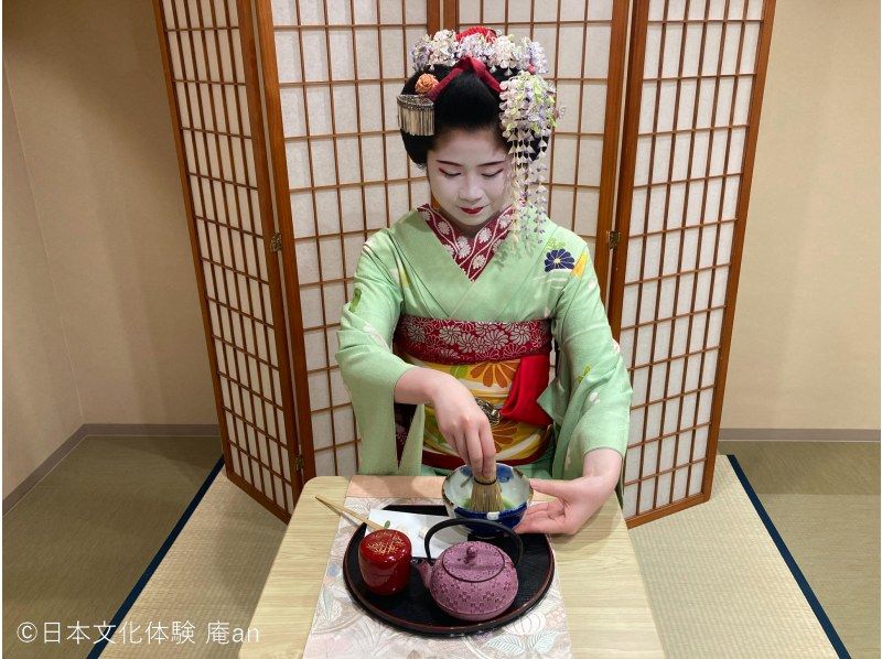 【京都・下京区】京都で大人気の常設プログラム！舞妓さんと一緒にお点前体験（プレミアムコース）の紹介画像