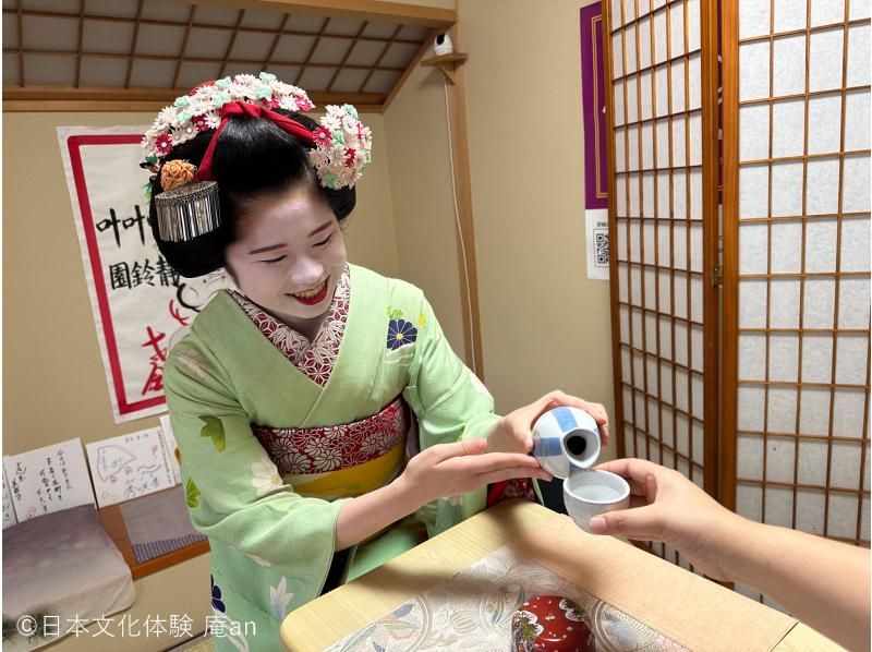 【京都・下京区】京都で大人気の常設プログラム！舞妓さんと一緒にお点前体験（プレミアムコース）の紹介画像