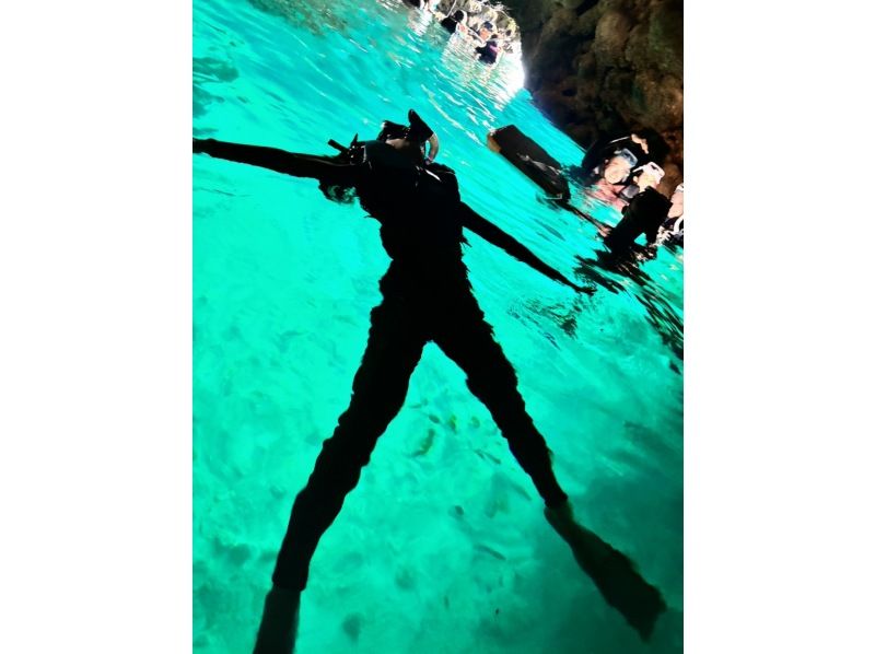 [Okinawa Onna Village] Guided by a dedicated boat! Feel free to enjoy the popular Blue Grotto snorkel! (underwater photo present)の紹介画像