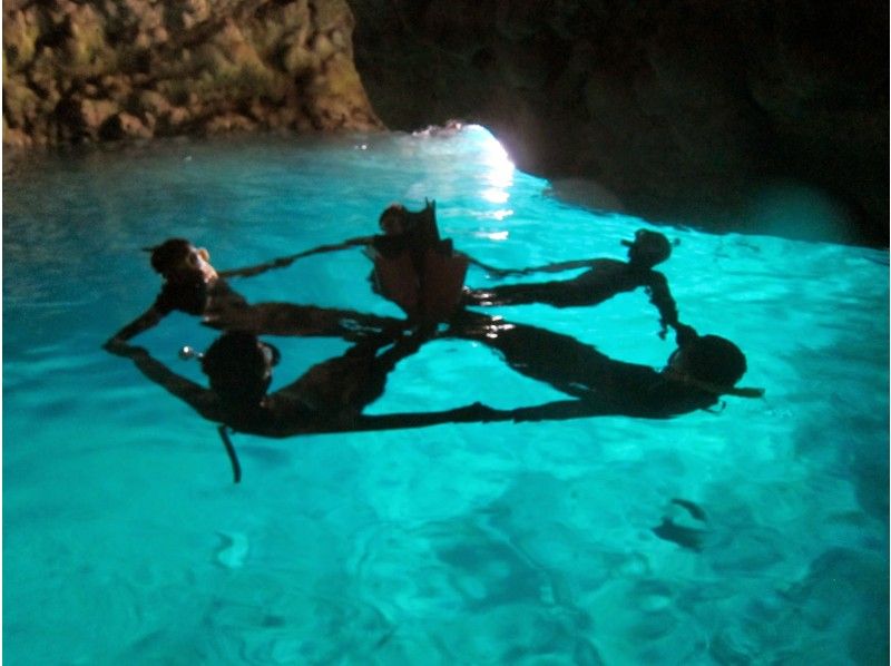 【沖縄・恩納村】専用ボートでご案内！人気の青の洞窟シュノーケルを気軽に楽しめます！（水中写真プレゼント）の紹介画像