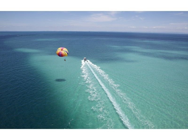 [Superb view parasailing ◆ 4 years old-OK] Enjoy from children to adults! Selectable height 60m / 120m / 200m [Blue cave & JET option available]の紹介画像