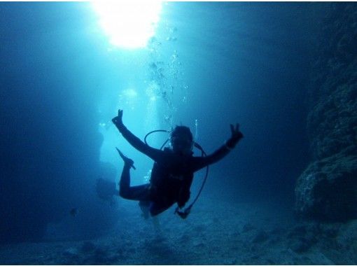 【沖縄・恩納村】専用ボートでご案内!人気の青の洞窟体験ダイビングを気軽に楽しめます!(水中写真プレゼント) 【沖縄・恩納村】専用ボートでご案内!人気の青の洞窟体験ダイビングを気軽に楽しめます!(水中写真プレゼント)