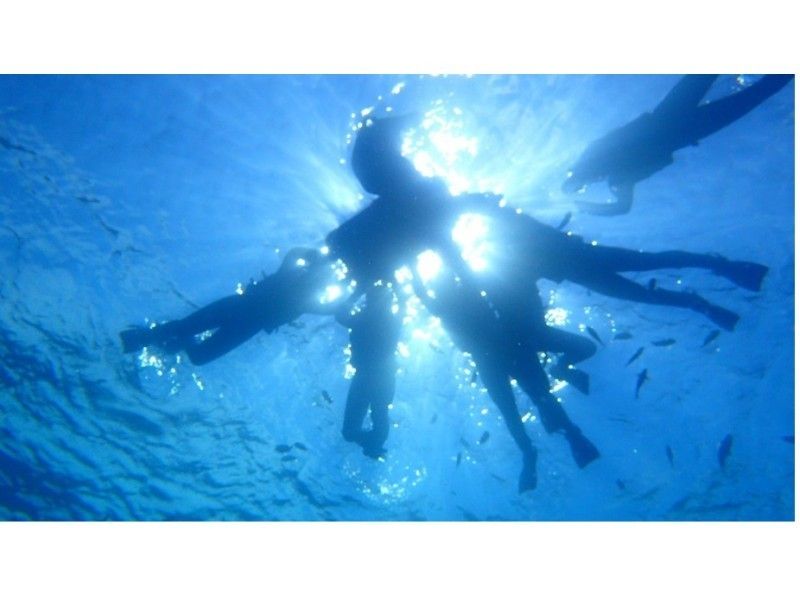 [Shisa Parasailing] + [Blue cave boat snorkel] Popular set! Nationwide travel support coupon OK!の紹介画像