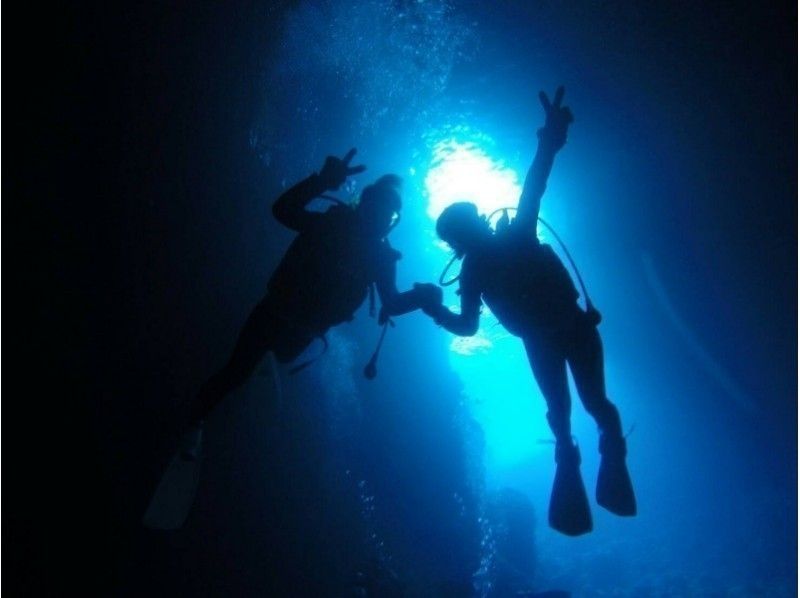 【沖縄・青の洞窟・1組貸切ボート体験ダイビング】＜究極の快適さを追求したフルフェイスマスク使用＞青の洞窟へ高確率でご案内＜最新GoPro12の紹介画像