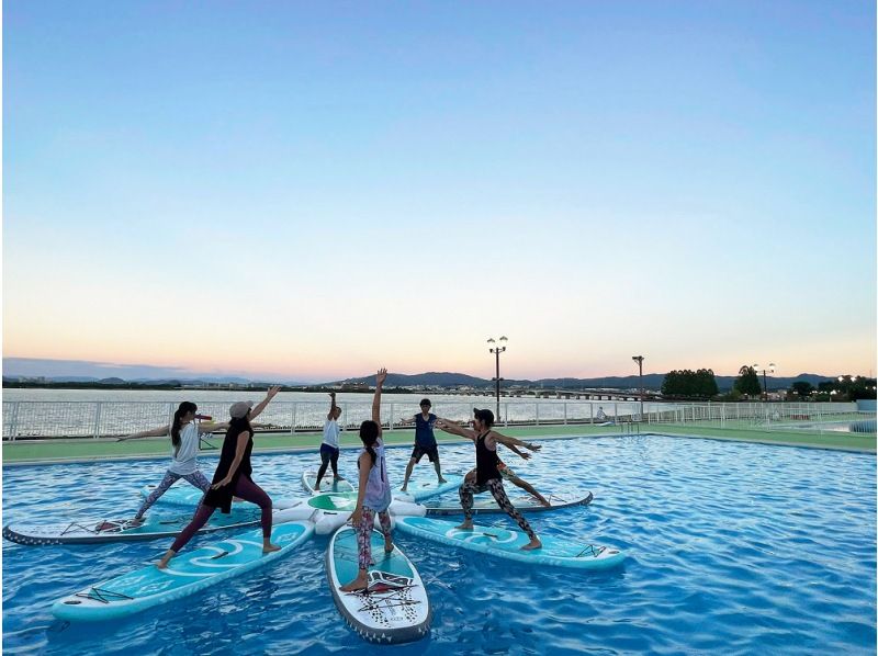 [Shiga / Lake Biwa] Let's SUP Yoga at sunset in the open-air pool!