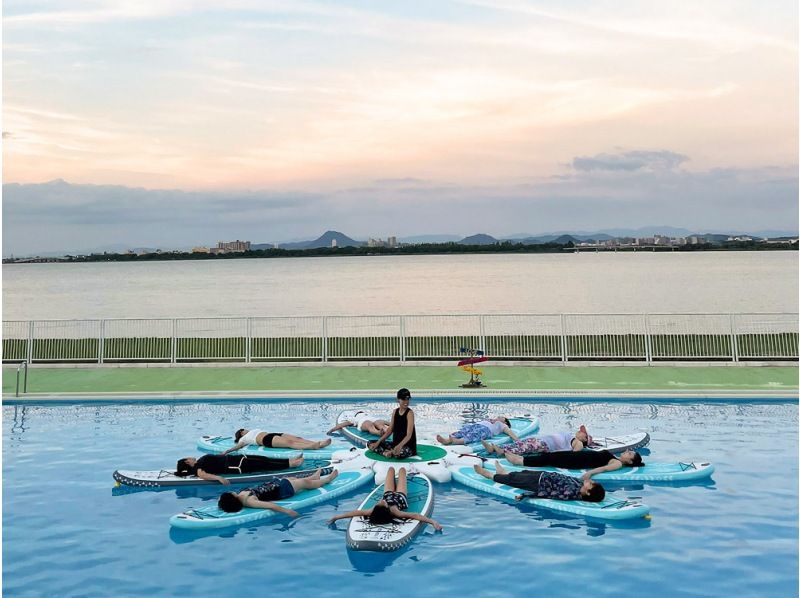 【滋贺/琵琶湖】日落时分在露天泳池里来一场SUP瑜伽吧！の紹介画像