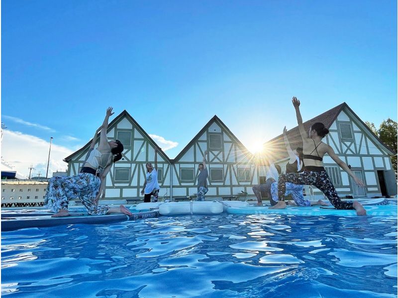 [Shiga / Lake Biwa] Let's SUP Yoga at sunset in the open-air pool!