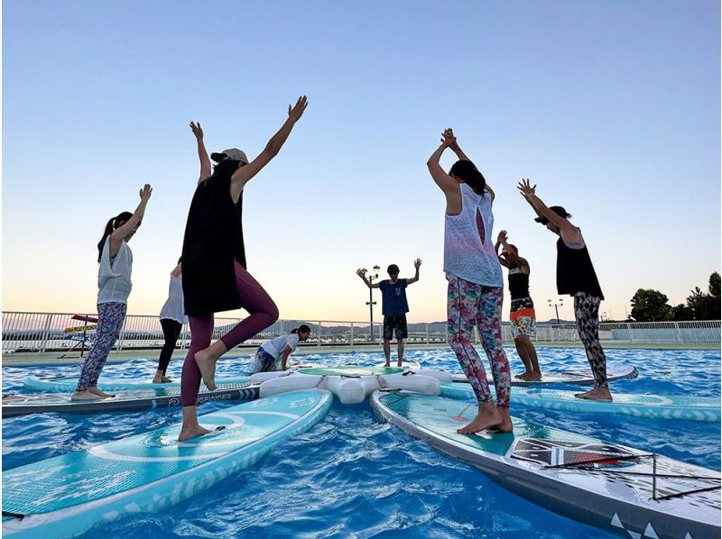 【滋贺/琵琶湖】日落时分在露天泳池里来一场SUP瑜伽吧！の紹介画像