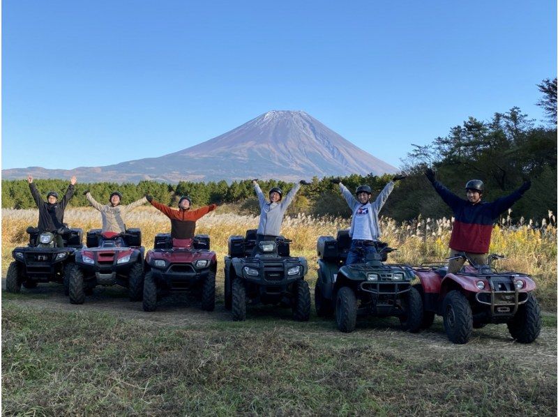 “富士山越野車」 乘坐四輪越野車遊覽富士山的人們