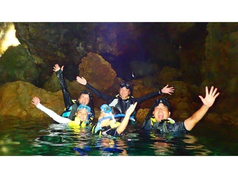 【 初心者専用！　 青の洞窟　ボートで行くシュノーケル 】　沖縄県恩納村！無料送迎あり！