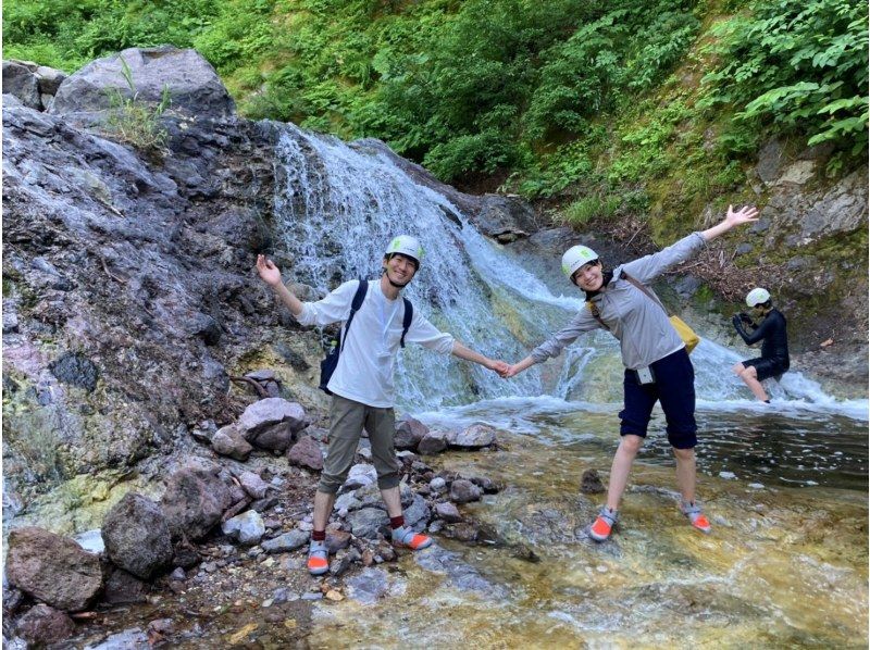 【公認ガイドと行く】カムイワッカ湯の滝のぼりの紹介画像