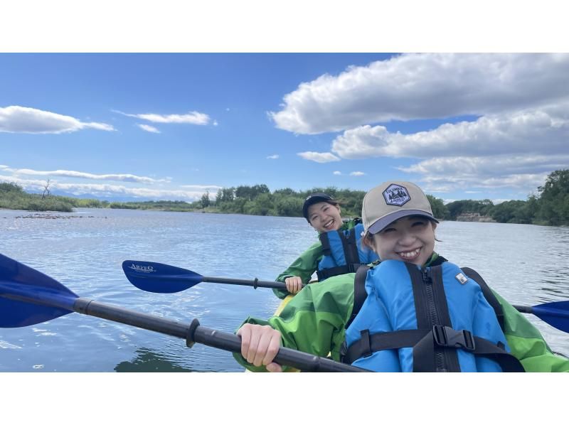 [Hokkaido, Tokachi] Enjoy the magnificent scenery of wild birds and Tokachi! A leisurely canoe tour on the Tokachi River!の紹介画像